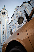 Auto vor St. Elisabethkirche in Bratislava, Slowakei