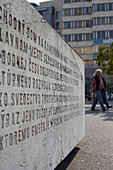 Kommunistische Inschrift auf einem Platz in Bratislava, Slowakei