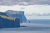 Steilküste und Klippen am Kap Kallur, Nordspitze der Insel Kalsoy, Färöer Inseln