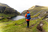 Blick in das Tal mit der Lagune bei Saksun, von einem Wanderweg aus, auf den schönen Ort Saksun, Insel Streymoy auf den Färöer Inseln