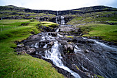 Wasserfall im Tal bei Saskun, Insel Streymoy auf den Färöer Inseln