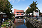 Restauriertes Fachwerkhaus über dem künstlichen Wasserlauf "frische Grube" in der Altstadt von Wismar, Mecklenburg-Vorpommern, Deutschland