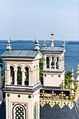 Auf den Dächern von Schloss Schwerin umgeben von Türmen, Kuppeln, Schornsteinen, Blick zum Schweriner See, Mecklenburg-Vorpommern, Deutschland