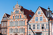 Sandsteinfassade des Bürgermeister-Hintze-Haus zwischen historischen Fachwerkhäusern, Stade, Niedersachsen, Deutschland