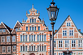 Sandsteinfassade des Bürgermeister-Hintze-Haus zwischen historischen Fachwerkhäusern, Stade, Niedersachsen, Deutschland