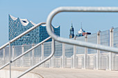 Elbphilharmonie und Hauptkirche St. Michaelis mit Hochwassersperrwerk im Vordergrund, Hamburg, Deutschland