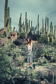 Frau im Saguaro-Nationalpark, Tucson, Arizona, USA, Nordamerika