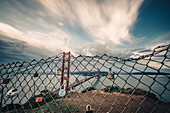Vorhängeschlösser an Zaun oberhalb der Golden Gate Bridge, San Francisco, Kalifornien, USA, Nordamerika, Amerika