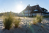 Kurhaus direkt an der Seebrücke im Ostseeheilbad Zingst, Mecklenburg-Vorpommern, Deutschland