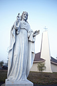 Jesusstatue mit Kirche im Morgenlicht bei Point Reyes, Kalifornien, USA