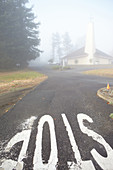 Stop mit Kirche im Morgennebel bei Point Reyes, Kalifornien, USA