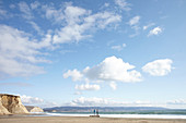 Zwei Mädchen am Strand von Point Reyes, Kalifornien, USA