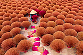 Vietnamesin bei der Herstellung von Räucherstäbchen für die Tet-Festivitäten, das Neujahrsfest, Vietnam, Asien