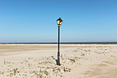 Schwarzmeerküste bei Donaumündung, Donaudelta, Laterne steht einsam und kaputt am Strand, Sulina, Tulcea, Rumänien.