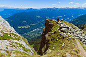 Bergwandern im Südtiroler Naturpark Texelgruppe, Abstieg von der Hochgangscharte mit Blick in das Vinschgau, Südtirol, Italien