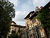 Quartiere Coppede, Rom, Italien: Seitenansicht des Villino delle Fate Gebäudes, mit Quadrifora-Fenstern im Jugendstil und goldenem Wanddekor