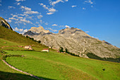 Almsiedlung mit Refugio Terenosa, Neveron de Urriello und Pico de Albo im Hintergrund, Nationalpark Picos de Europa, Kantabrisches Gebirge, Asturien, Spanien