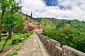 Weg führt auf Basilika von Covadonga zu, Covadonga, Nationalpark Picos de Europa, Kantabrisches Gebirge, Asturien, Spanien