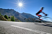 Radfahrer unscharf in der Abfahrt am Col d´Izoard, Col d´Izoard, Cottische Alpen, Hautes-Alpes, Frankreich