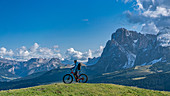 Radfahrer auf der Seiser Alm in Südtirol, Italien