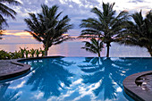Leerer Swimmingpool in einem tropischen Inselresort bei Sonnenaufgang in Rarotonga auf den Cookinseln