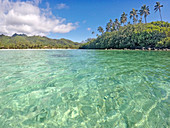 Landschaftsansicht der Insel Taakoka und der Insel Rarotonga von der Muri-Lagune in Rarotonga, Cookinseln