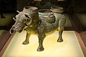 Artefakt in der Bronzeausstellung im Shanghai Museum, einem Museum für altchinesische Kunst, auf dem People's Square im Bezirk Huangpu in Shanghai, China.