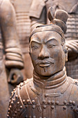Nahaufnahme einer Kriegerstatue im Terrakotta-Krieger- und Pferdemuseum, die die Sammlung von Terrakotta-Skulpturen zeigt, die die Armeen von Qin Shi Huang (259 v. Chr. - 210 v. Chr.), Dem ersten Kaiser Chinas, in Xian, China, darstellen.