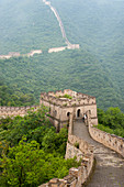 Ein Abschnitt der Chinesischen Mauer im Nebel bei Mutianyu im Huairou County 70 km nordöstlich von Zentral-Peking, China.