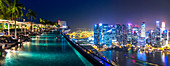 Infinity-Pool auf dem Hoteldach in Singapur
