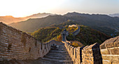 Die Chinesische Mauer bei Mutianyu nahe Peking in der Provinz Hebei, China