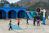 Einheimische spielen Basketball auf dem Zocalo (Hauptplatz) im mixtekischen Dorf San Juan Contreras in der Nähe von Oaxaca, Mexiko.