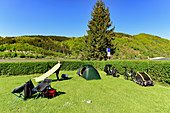 Zeltaufbau auf der Radtour auf einem Campingplatz bei Ybbs an der Donau, Österreich