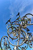 Skulptur mit mehreren Fahrrädern an einer hohen Stange, Melk an der Donau, Österreich