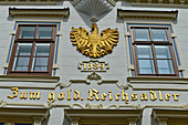Reich verzierte Fassade eines Hauses von 1689 in Krems, Österreich
