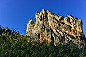 Von der Sonne angestrahlter Felsen mit Kiefernwald, bei El Pardal, Kastilien, Spanien