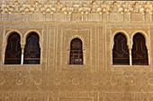 Innenfenster und maurische Verzierung im Innenbereich der Alhambra, Granada, Andalusien, Spanien