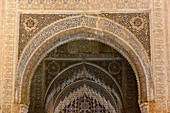 Maurisch verzierte Bögen im Innenbereich der Alhambra, Granada, Andalusien, Spanien