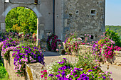 Bunte Blütenpracht am Stadttor in Liverdun an der Mosel, Frankreich