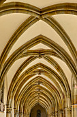 Ein Bogengang mit reichen Verzierungen im Dom zu Trier, Mosel, Rheinland-Pfalz, Deutschland