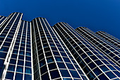 Futuristisches Bürogebäude mit verglaster Fassade vor tiefblauem Himmel, Zagreb, Kroatien