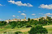 Blick über Felder auf die kleine Stadt Castelplanio, Provinz Ancona, Marken, Italien