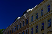 Helle Reflexionen des Sonnenlichts auf dem Dach eines Jugendstilhauses, Wien, Österreich