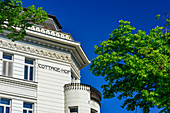 Ansicht des Cottage-Hofes aus der Sezessionszeit mit Bäumen und blauem Himmel, Wien, Österreich