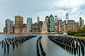 Blick auf die Skyline und den Finanzdistrikt von Lower Manhattan, New York, USA