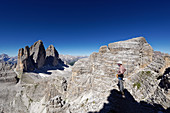 Unterwegs auf dem Friedensweg zwischen Büllelejoch und Paternkofel in den Sextener Dolomiten, im Hintergrund die Drei Zinnen, Südtirol