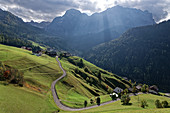 Die gewaltigen Felsfluchten von Neuner und Zehner, sowie Heiligkreuzkofel riegeln das Tal von Wengen im Osten ab, Alta Badia, Dolomiten, Südtirol