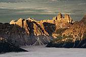 Unsichere Wetterentwicklungen bieten die schönsten Motive auf die Sextener Dolomiten, morgens auf der Sillianer Hütte, Südtirol
