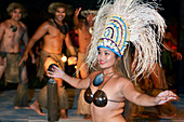 RAROTONGA - 26. JANUAR 2018-Polynesische Tänzerin, Cook-Insulaner bei einer kulturellen Show in Rarotonga, Cookinseln. Die Inselbewohner gehören der Rasse der Maori an, die in Kultur und Sprache mit den Maohi von Französisch-Polynesien verbunden sind.