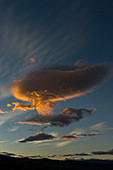 Beleuchtete Wolken am frühen Morgen vor Sonnenaufgang im Torres del Paine Nationalpark im Süden Chiles.